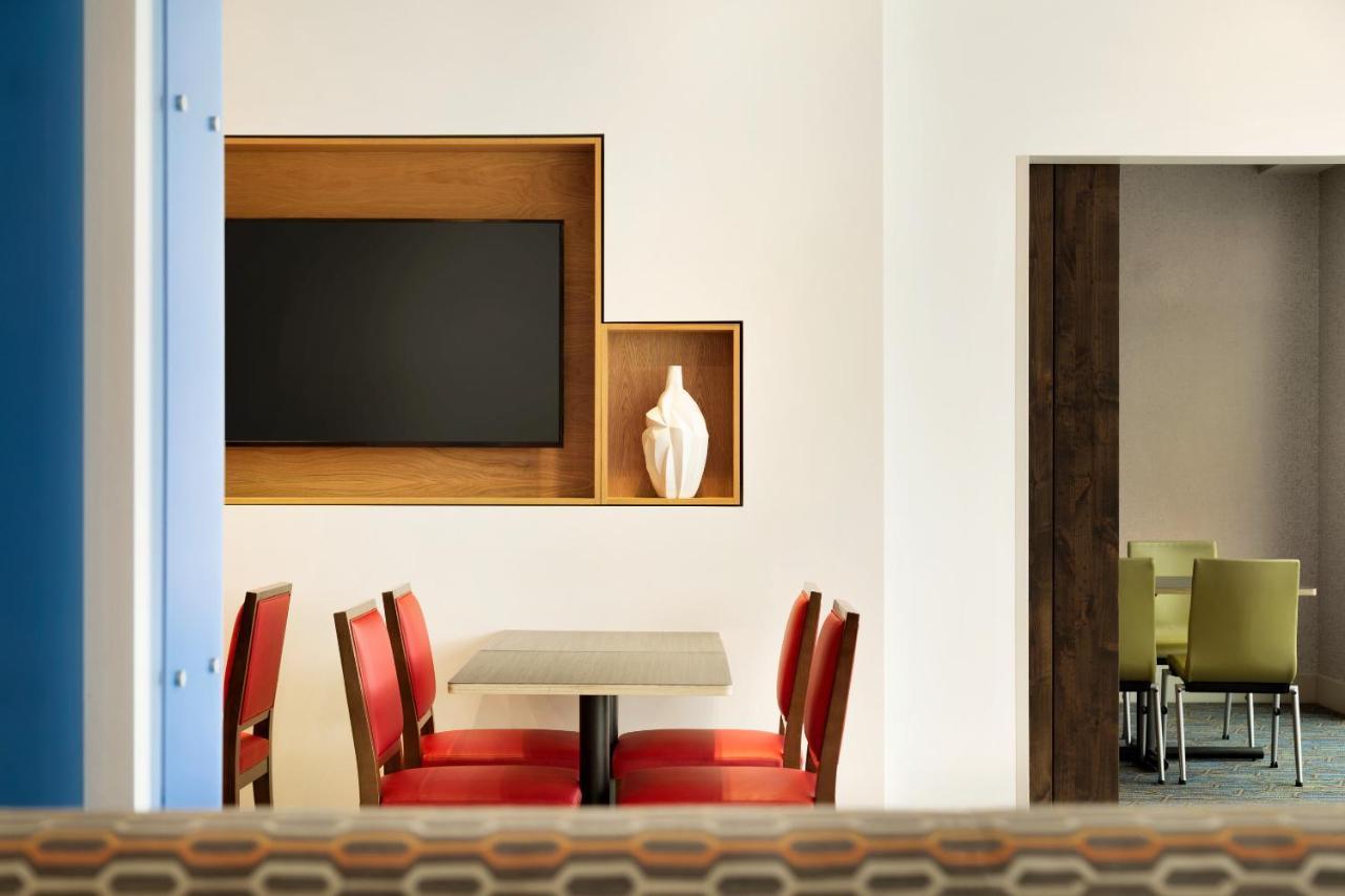 Holiday Inn Express & Suites - Milwaukee West Allis By Ihg Εξωτερικό φωτογραφία