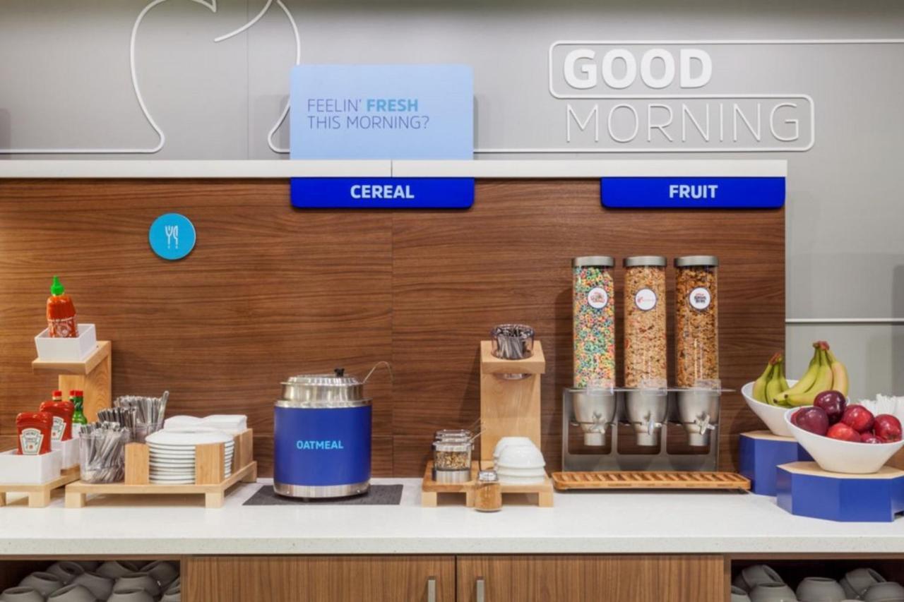Holiday Inn Express & Suites - Milwaukee West Allis By Ihg Εξωτερικό φωτογραφία