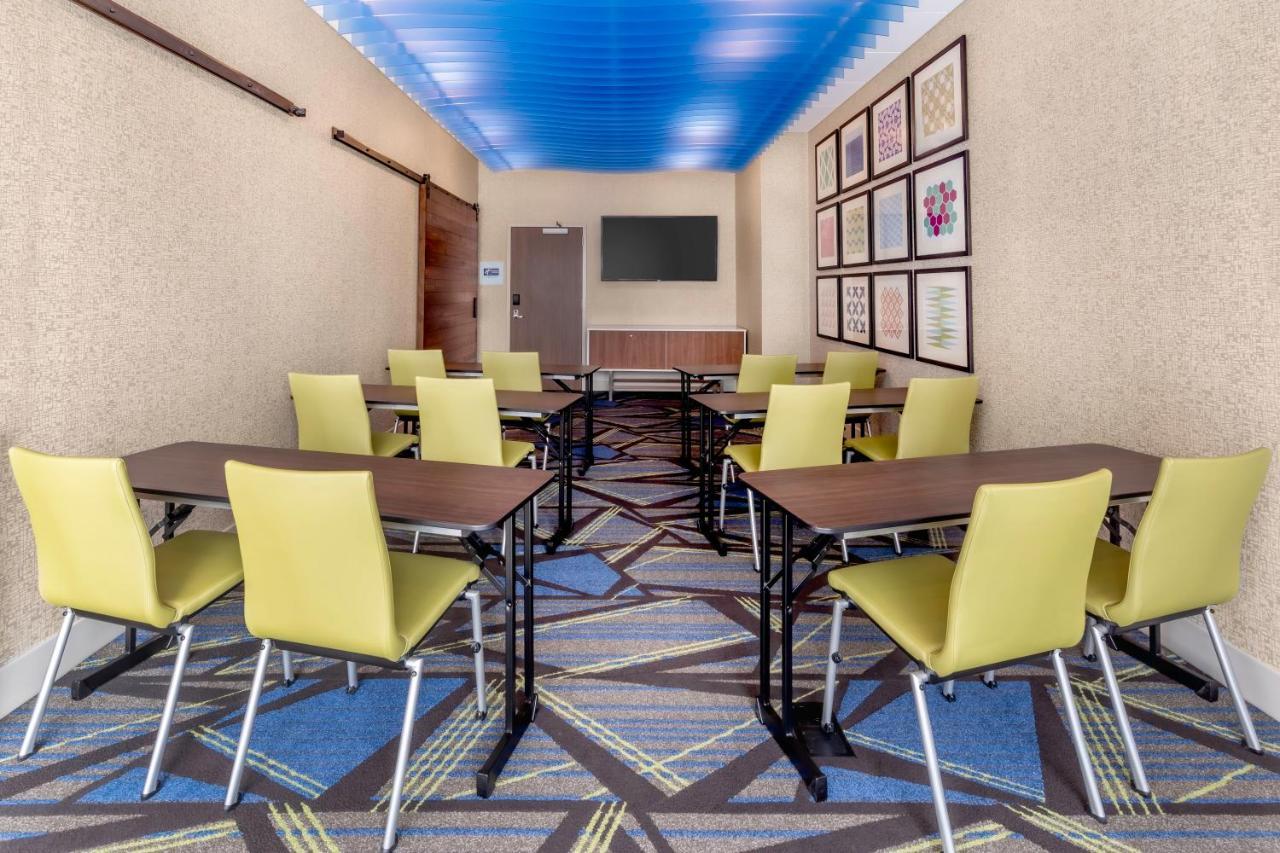 Holiday Inn Express & Suites - Milwaukee West Allis By Ihg Εξωτερικό φωτογραφία