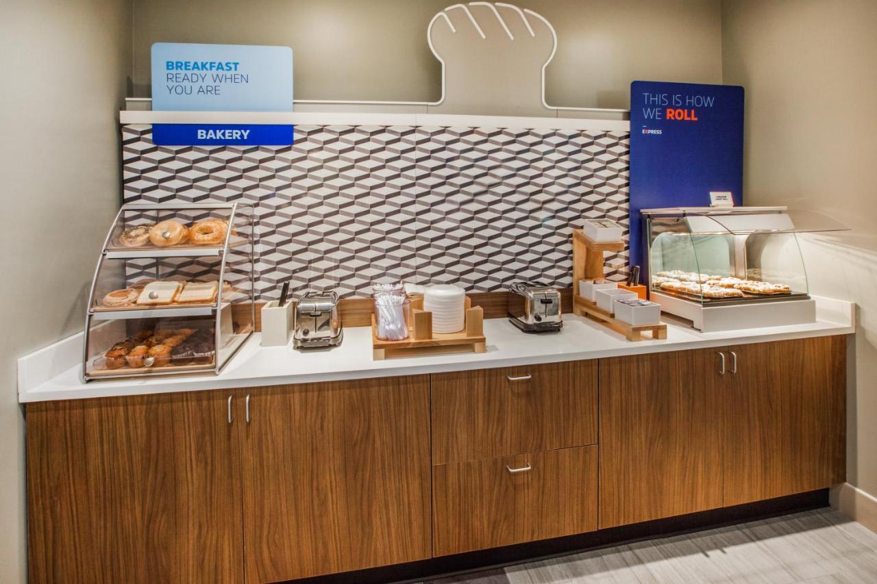 Holiday Inn Express & Suites - Milwaukee West Allis By Ihg Εξωτερικό φωτογραφία