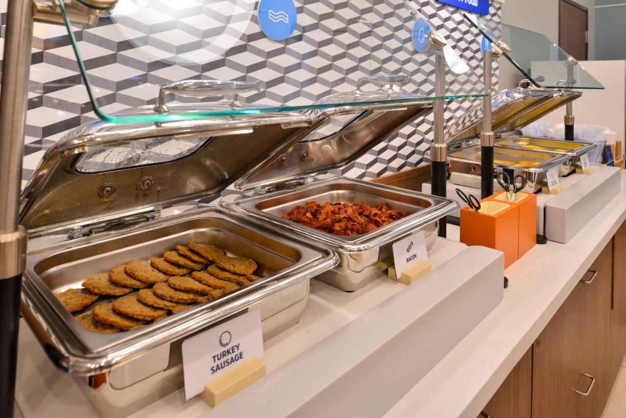 Holiday Inn Express & Suites - Milwaukee West Allis By Ihg Εξωτερικό φωτογραφία