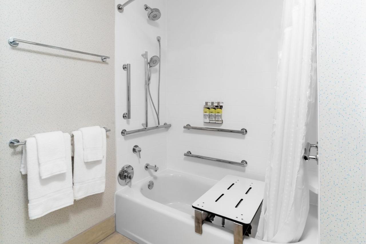 Holiday Inn Express & Suites - Milwaukee West Allis By Ihg Εξωτερικό φωτογραφία