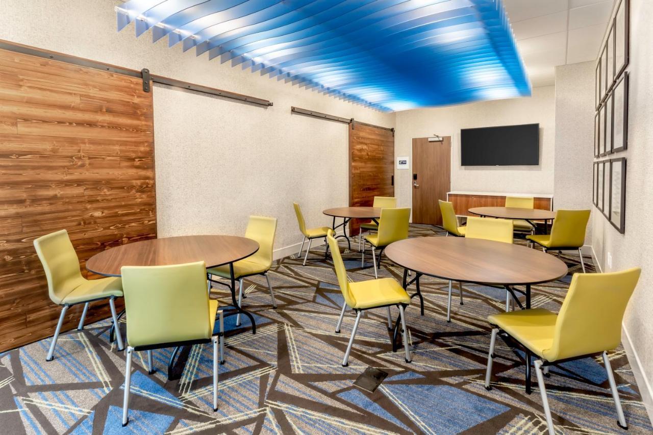 Holiday Inn Express & Suites - Milwaukee West Allis By Ihg Εξωτερικό φωτογραφία