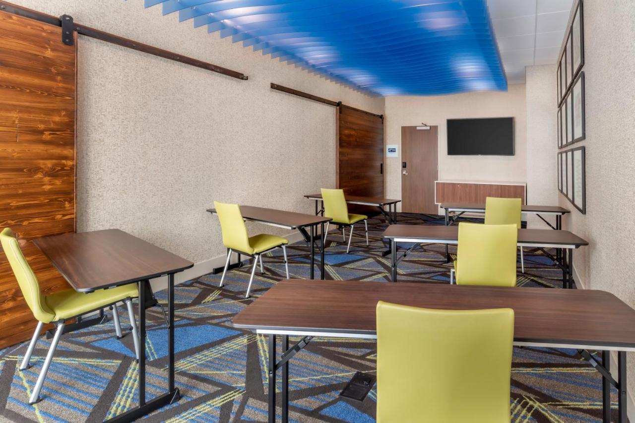 Holiday Inn Express & Suites - Milwaukee West Allis By Ihg Εξωτερικό φωτογραφία