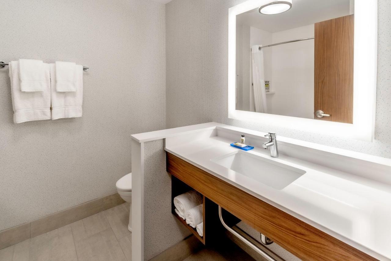 Holiday Inn Express & Suites - Milwaukee West Allis By Ihg Εξωτερικό φωτογραφία